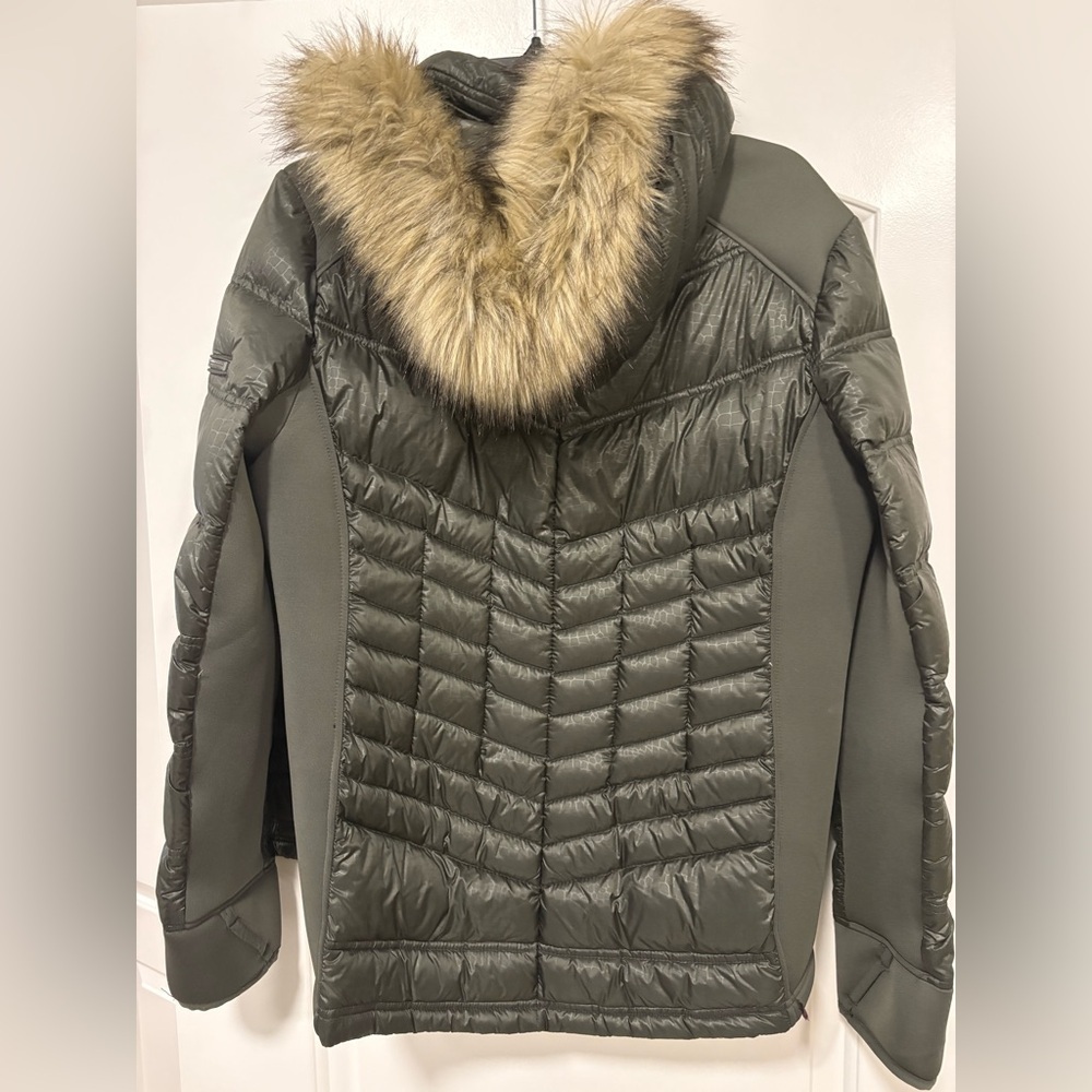 NWOT Michael Kors Green Mixed Media Puffer Jacket with Faux Fur Hood Size XL - Picture 3 of 7